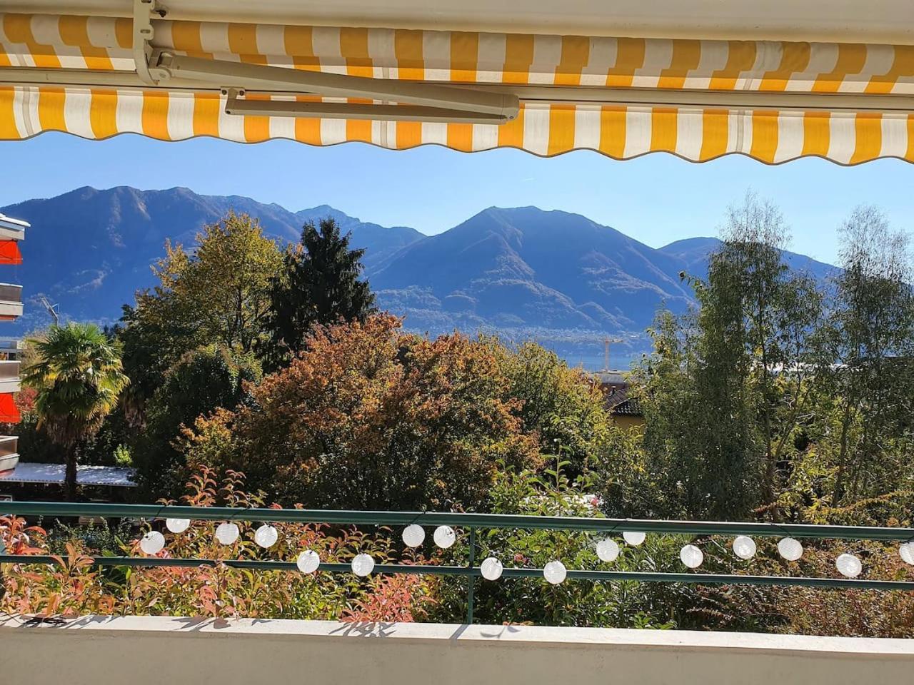 Casa delle Vigne: Giardino, pergola e vista lago