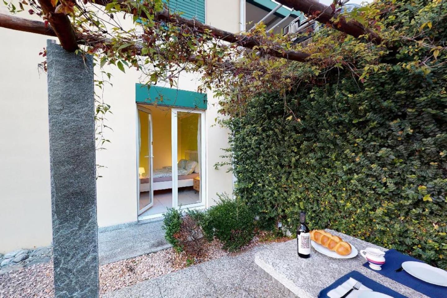 Casa delle Vigne: Giardino, pergola e vista lago