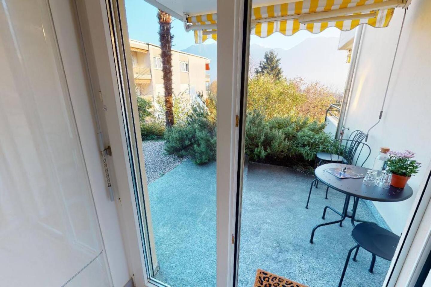 Casa delle Vigne: Giardino, pergola e vista lago