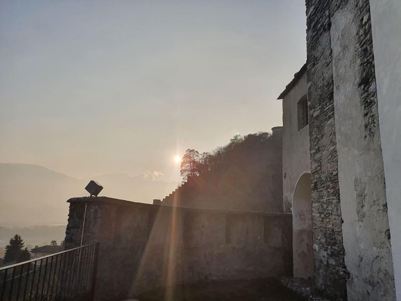 Casa delle Vigne: Giardino, pergola e vista lago