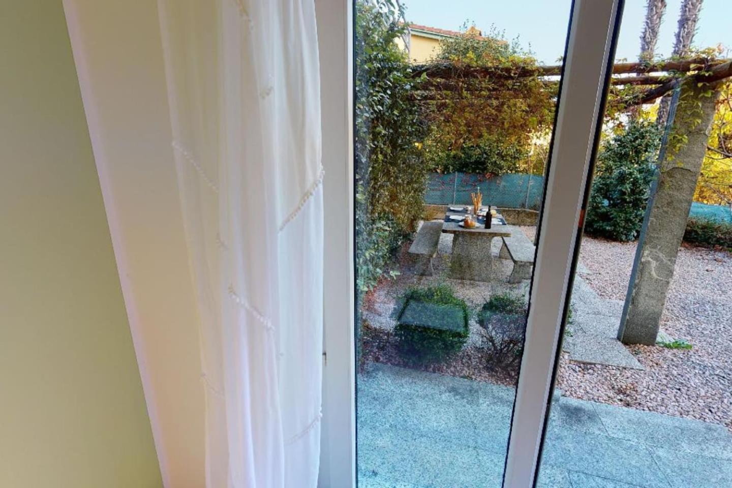 Casa delle Vigne: Giardino, pergola e vista lago