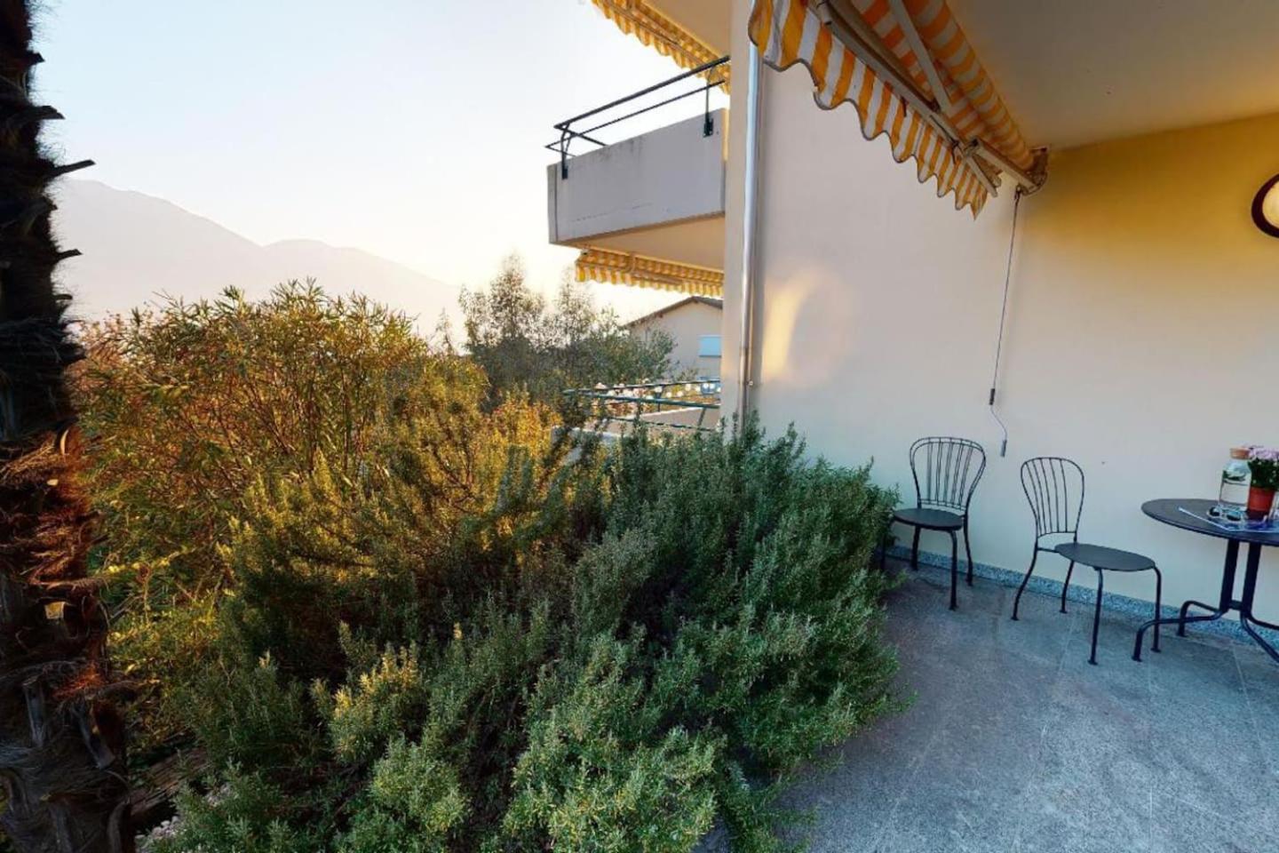 Casa delle Vigne: Giardino, pergola e vista lago