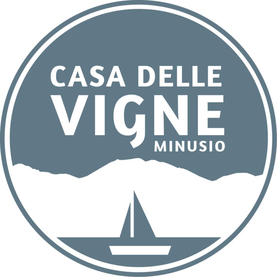 Casa delle Vigne: Giardino, pergola e vista lago