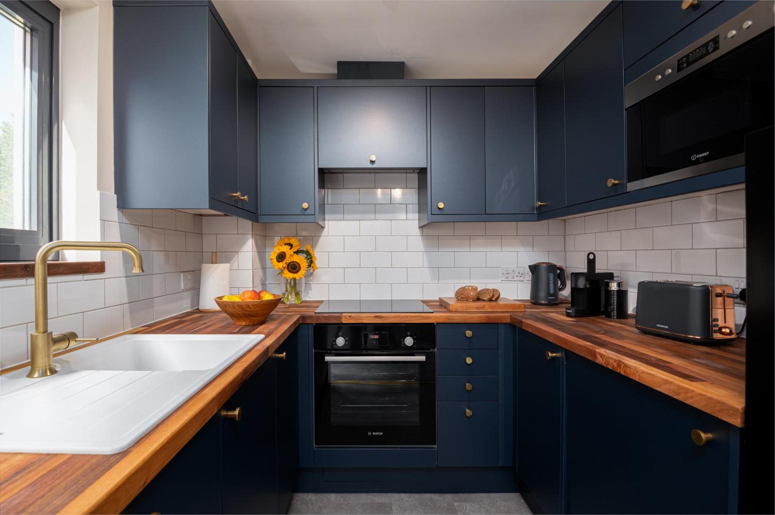 Modern 2 Bedroom Apartment with Parking by At Hem view 5
