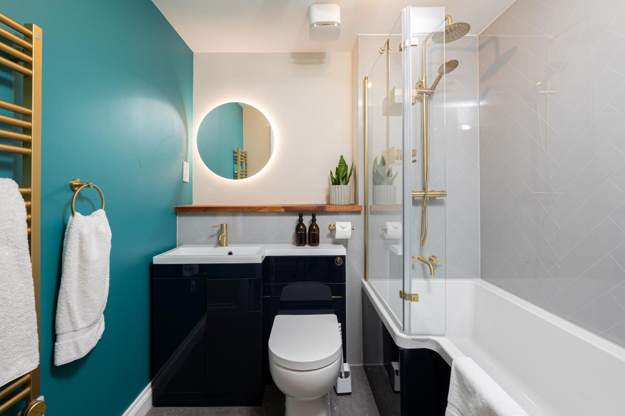 Modern 2 Bedroom Apartment with Parking by At Hem view 3