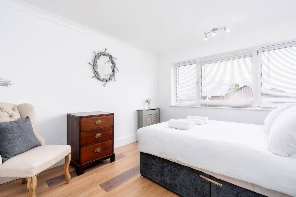 Chic 3 BR Home with Balcony & Free Parking view 3