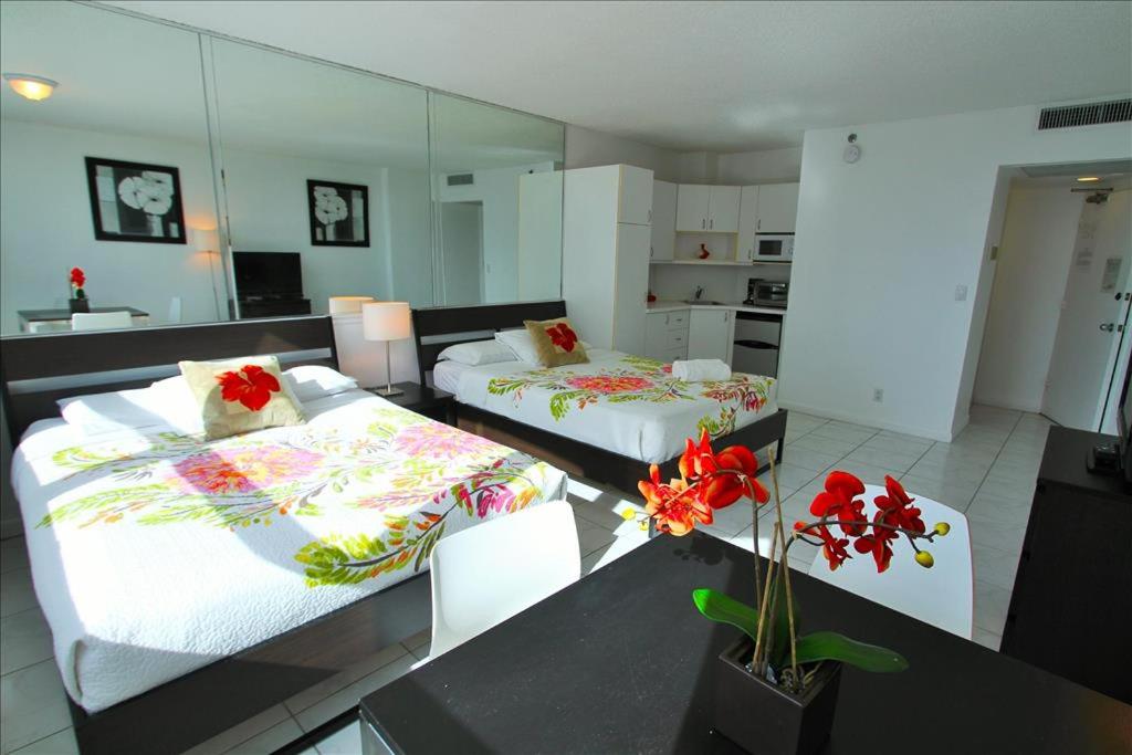 Castle 1118 Studio BayView Direct Beach Access, Tennis, Pool, Restaurants, Free Parking view 3