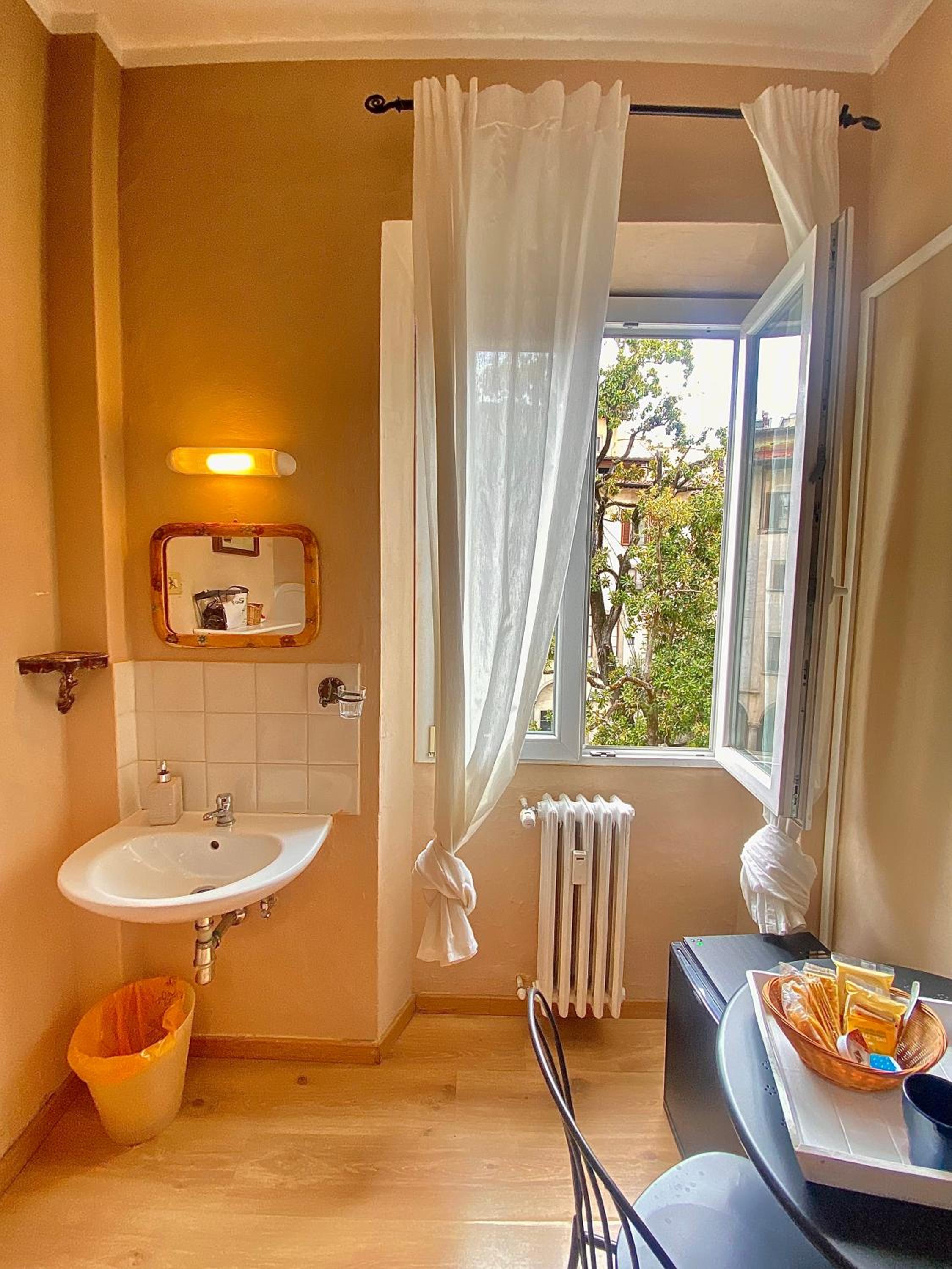 Hotel Dali en Florence — bathroom