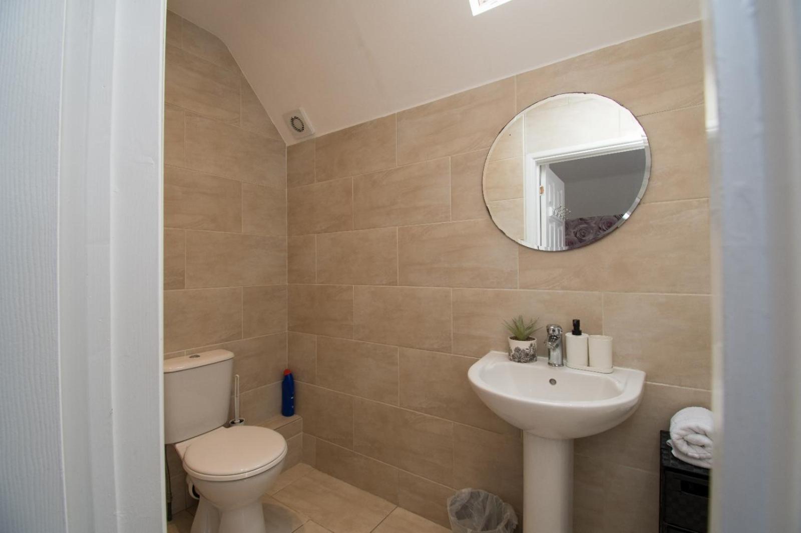 6 Bedroom Holiday Home with Hot Tub & Garden view 3