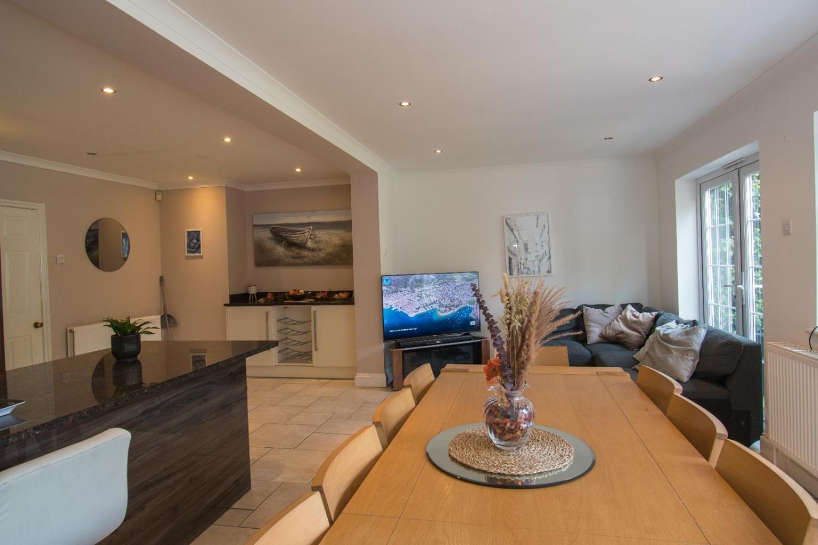 6 Bedroom Holiday Home with Hot Tub & Garden view 5