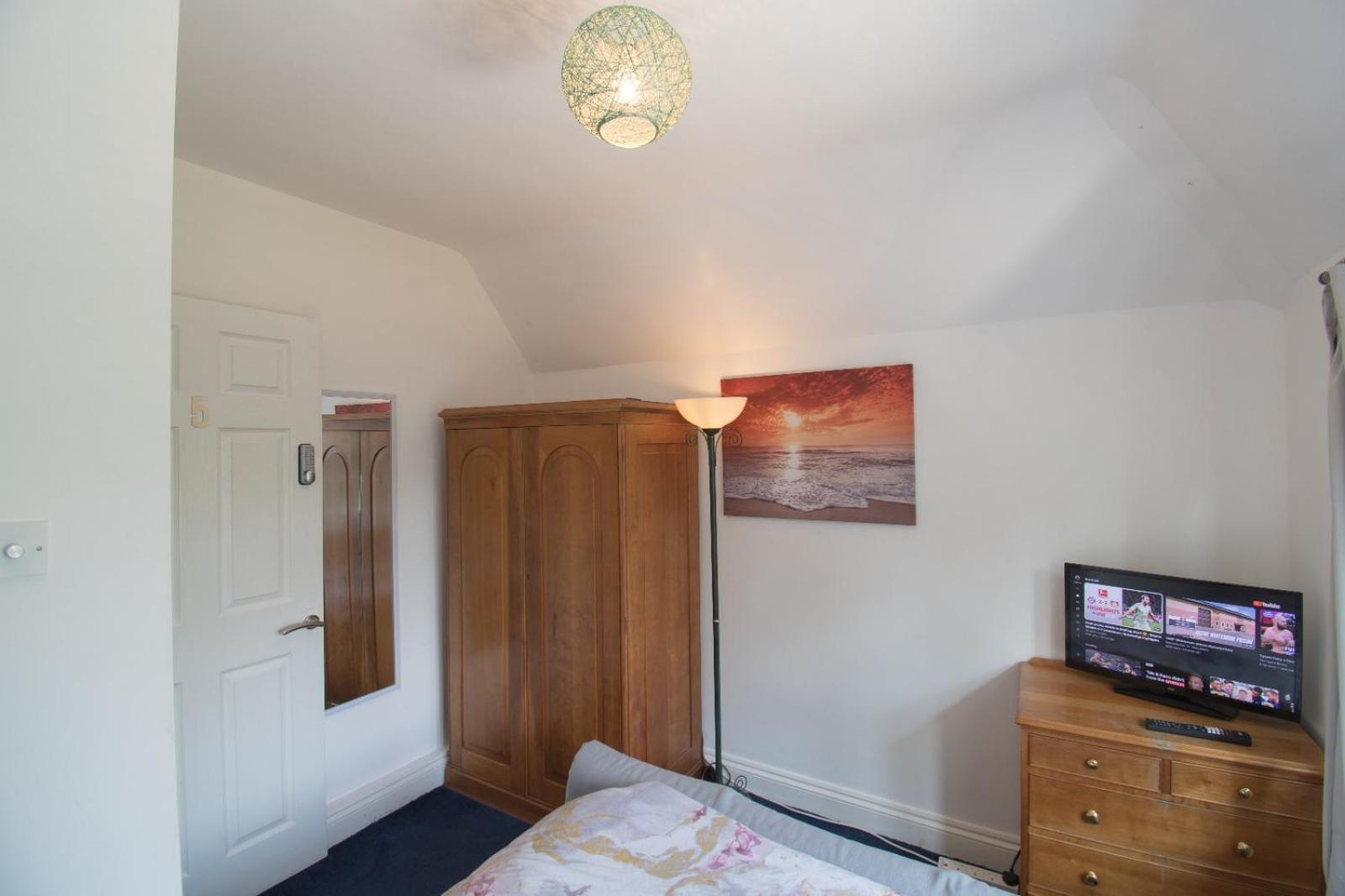 6 Bedroom Holiday Home with Hot Tub & Garden view 4