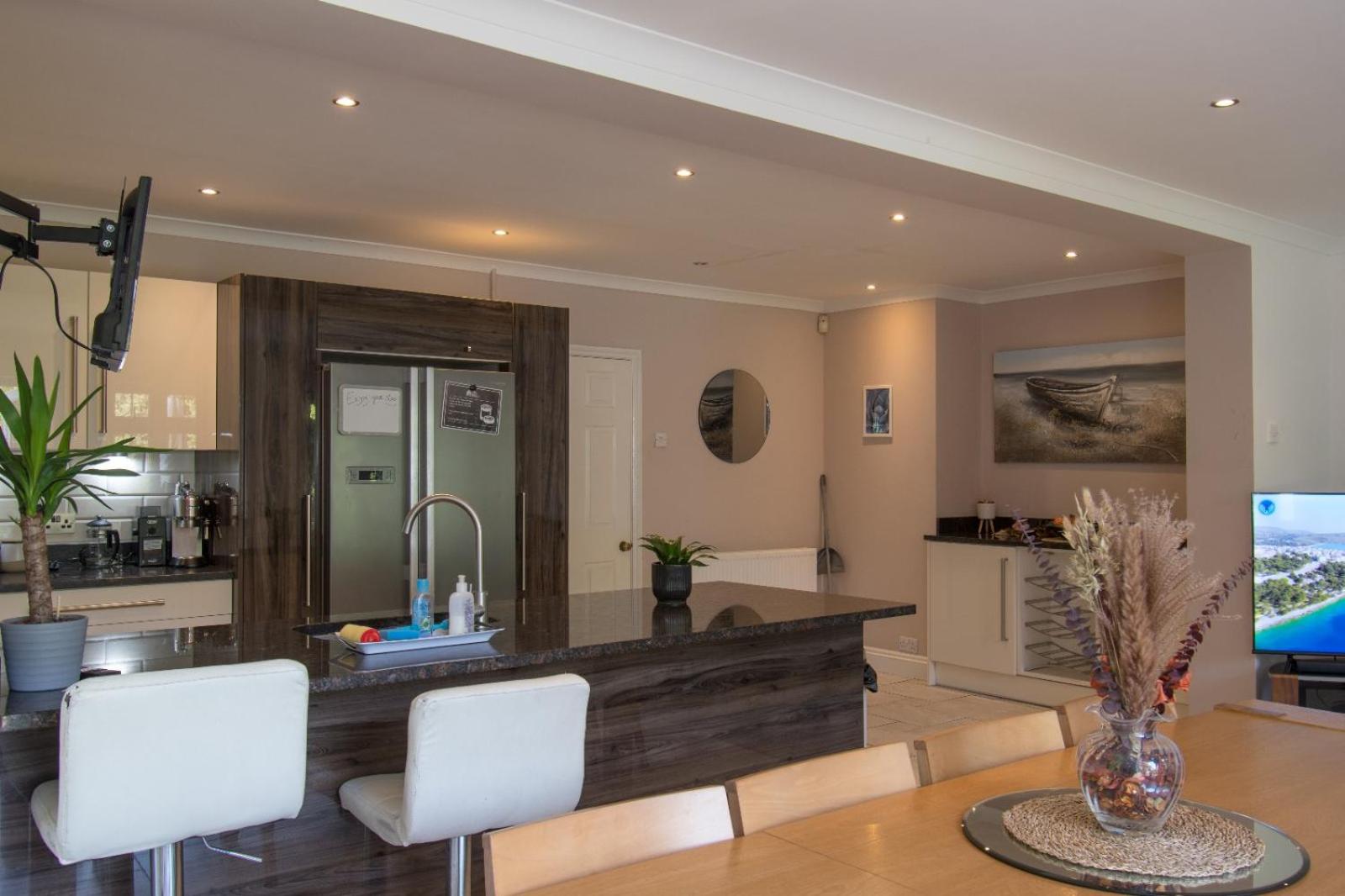 6 Bedroom Holiday Home with Hot Tub & Garden view 2