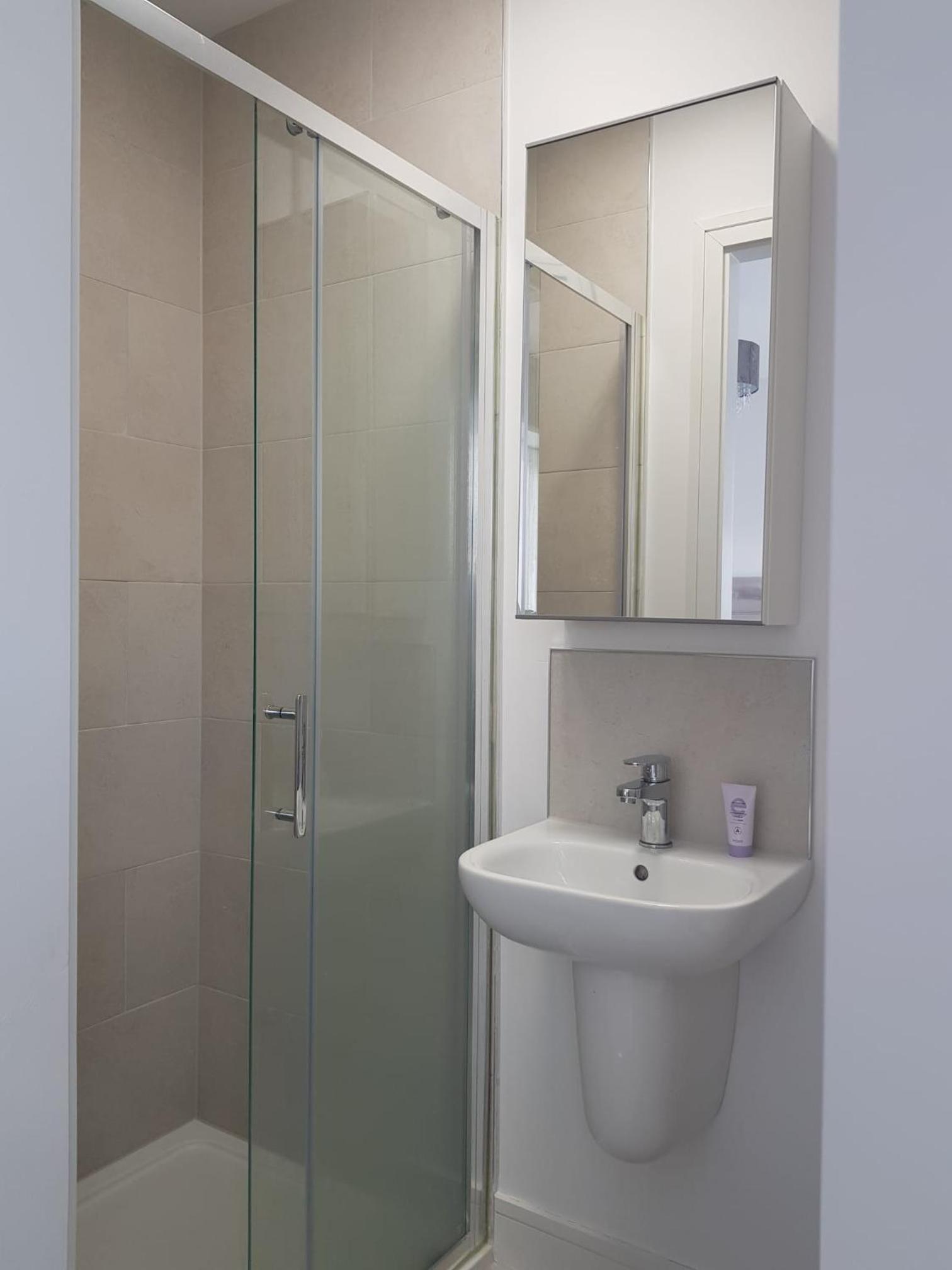 Private Room Ensuite Bathroom HomeStay at Barnoaks House