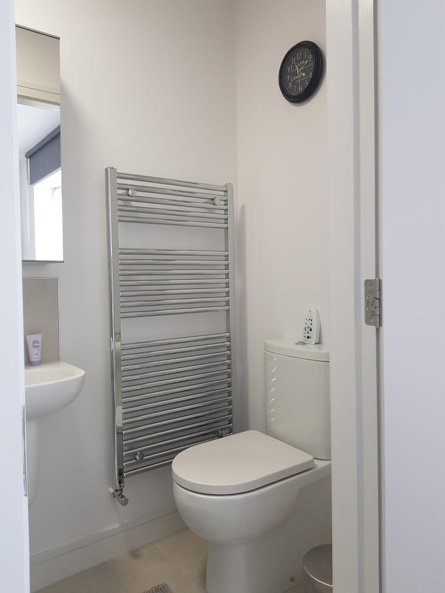 Private Room Ensuite Bathroom HomeStay at Barnoaks House