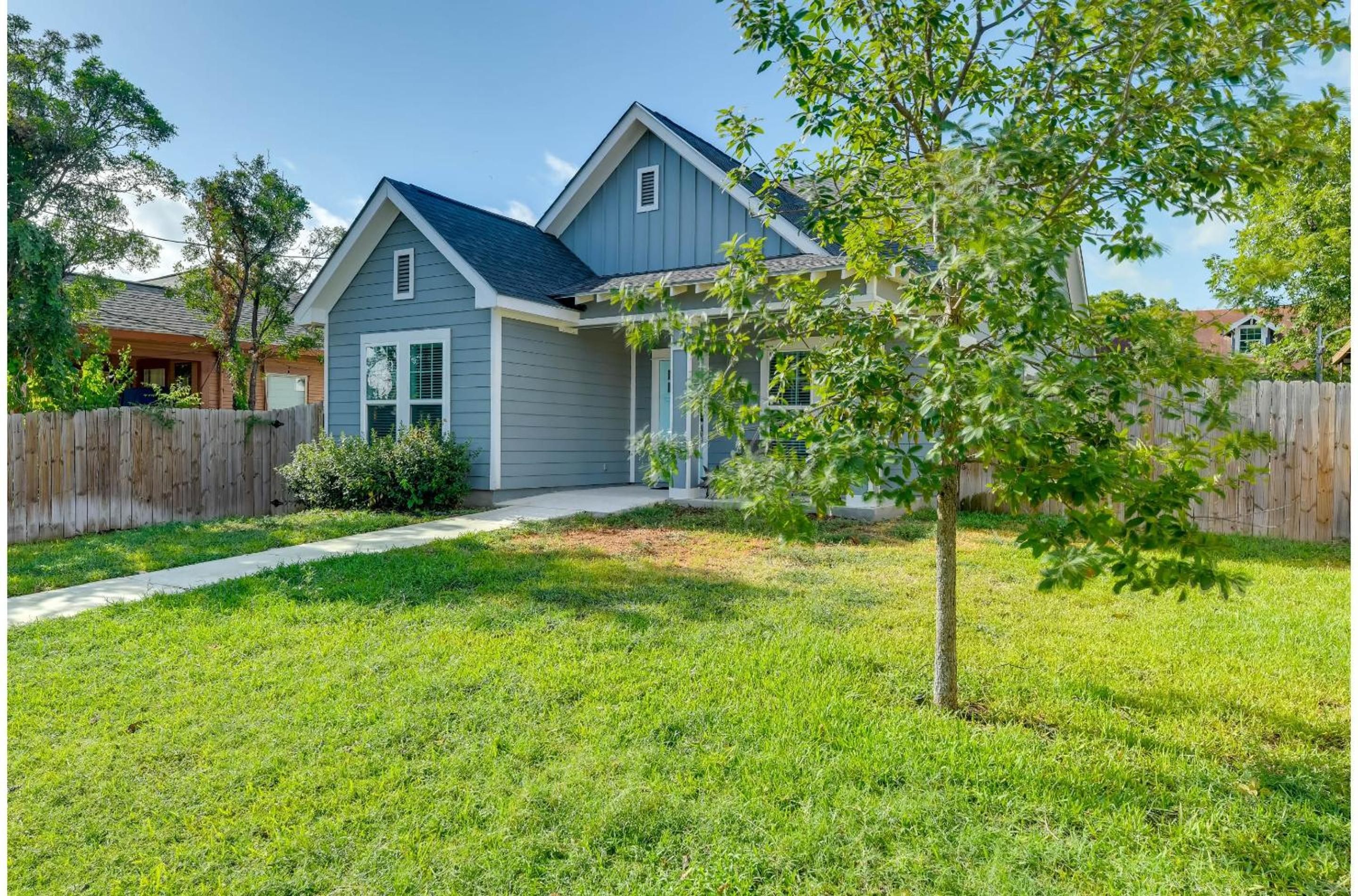 Centrally Located Stunning 3BR 2BA Near Downtown view 2