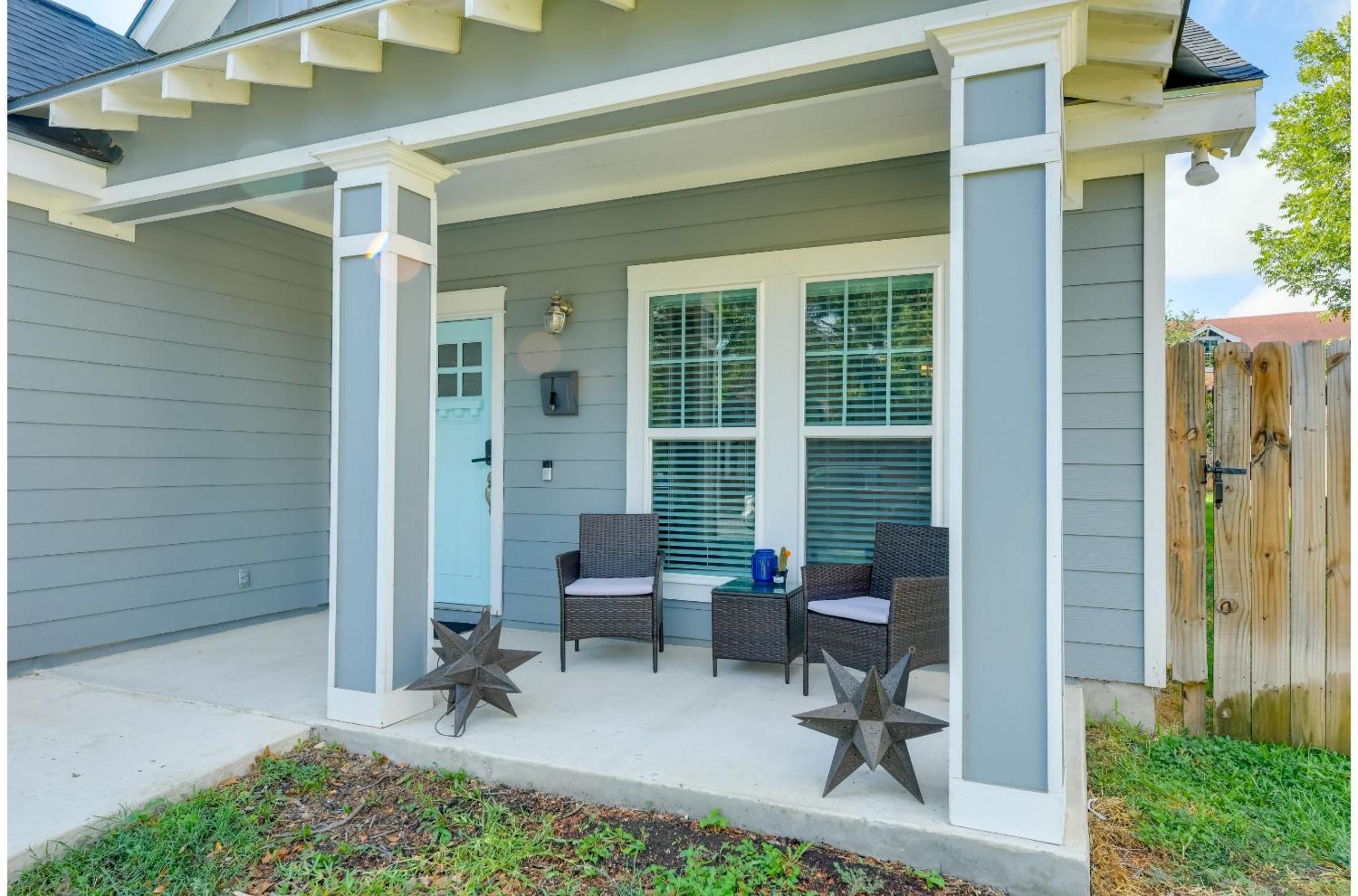 Centrally Located Stunning 3BR 2BA Near Downtown view 3