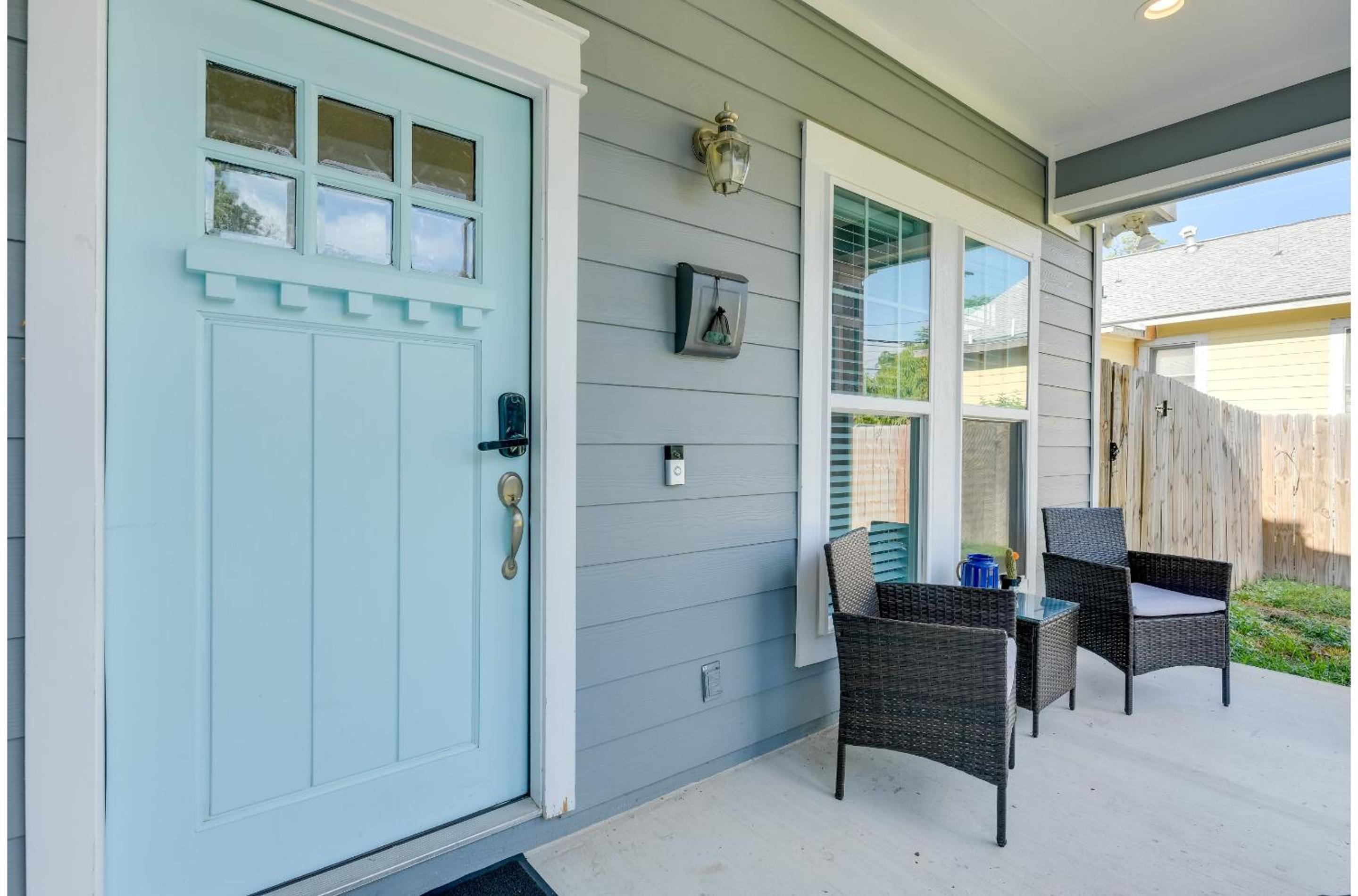 Centrally Located Stunning 3BR 2BA Near Downtown view 4