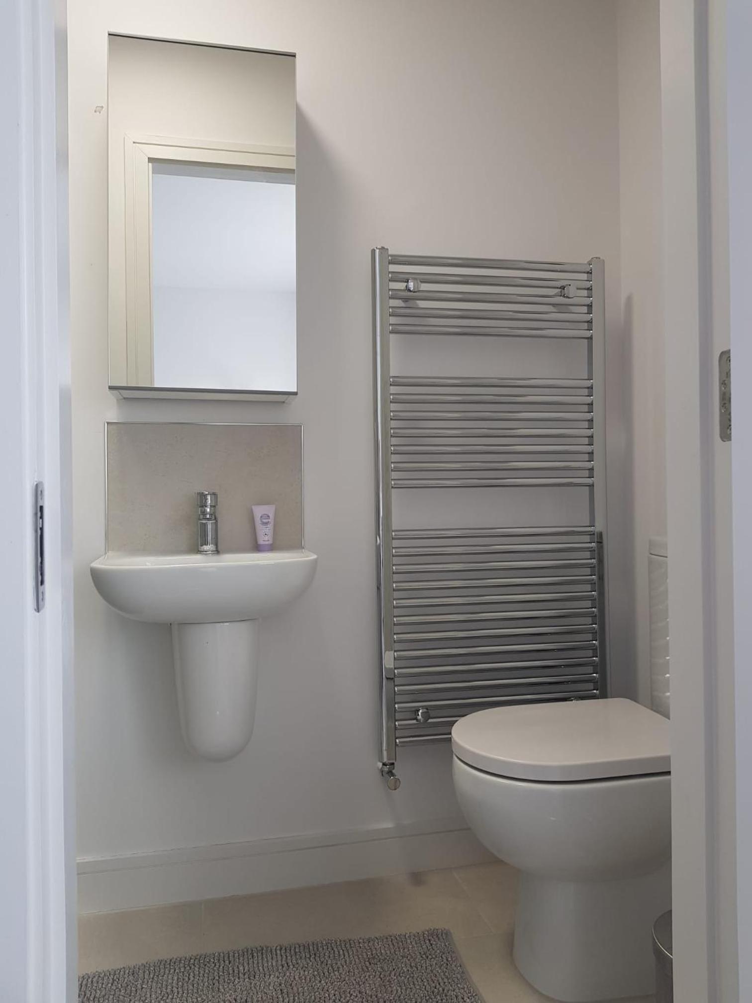Private Room Ensuite Bathroom HomeStay at Barnoaks House
