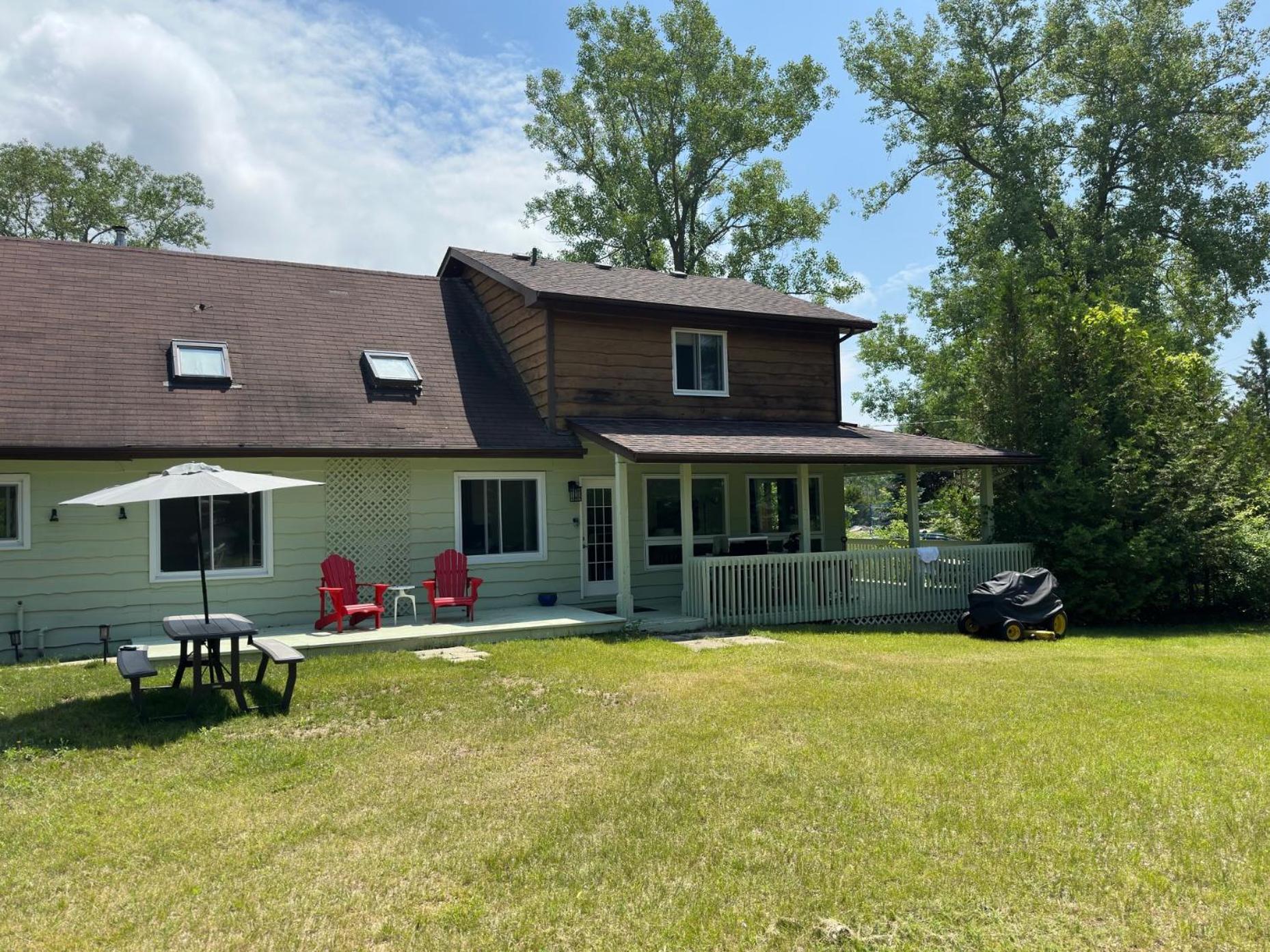 Large home steps from Presqui'le Provincial Park