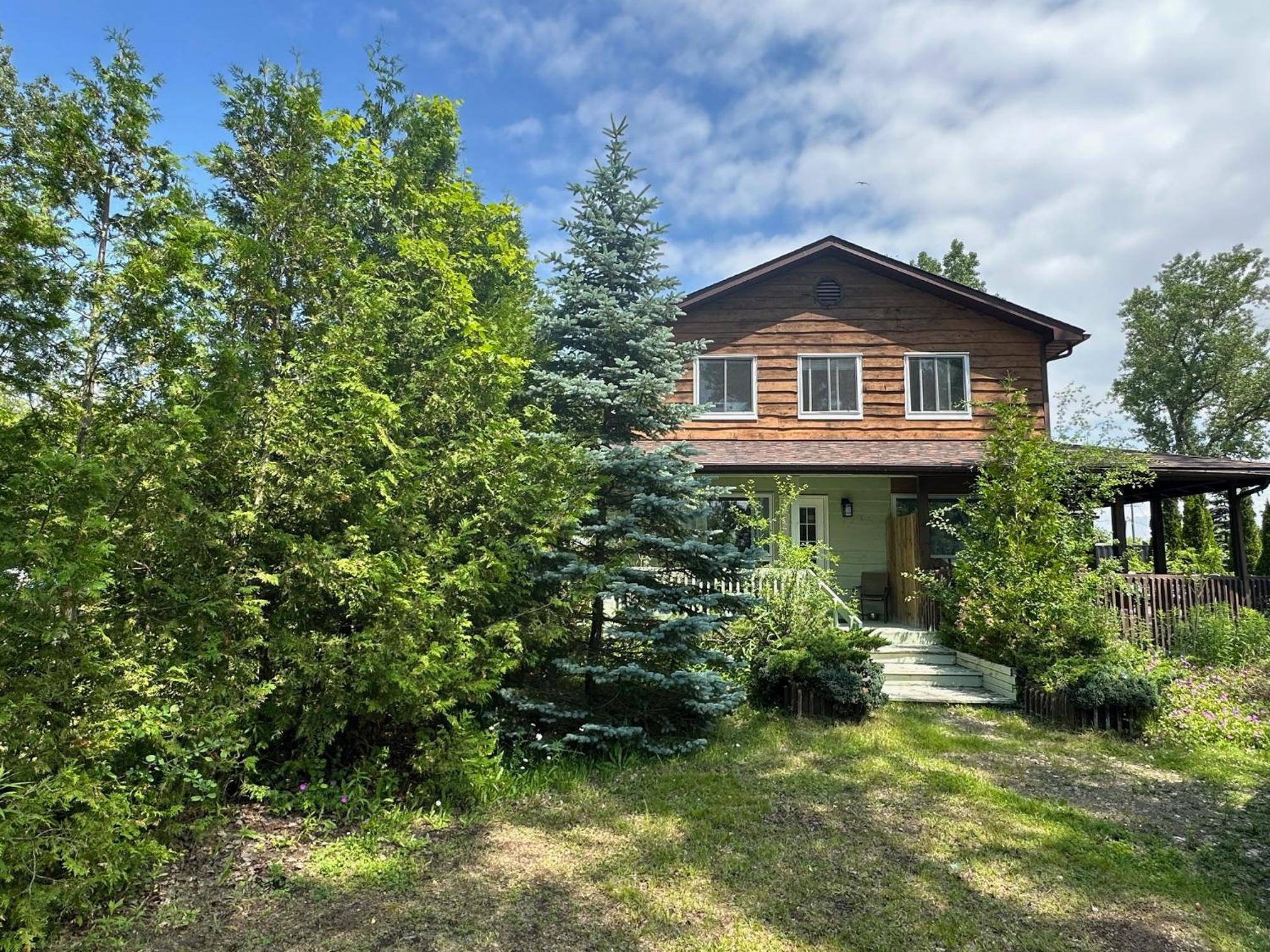 Large home steps from Presqui'le Provincial Park
