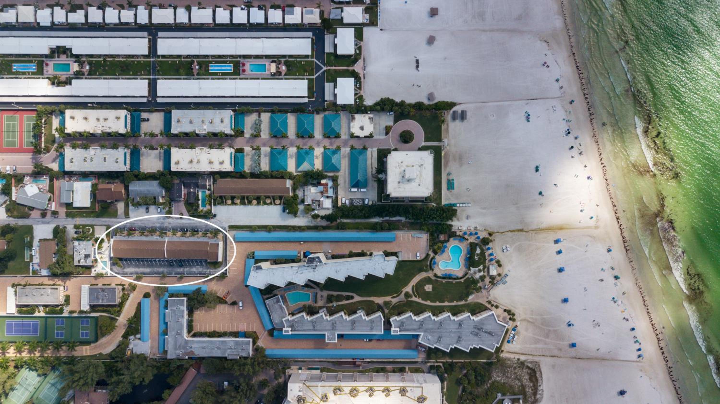 Enjoy the Siesta Key Beach Life to the fullest! Beach AND Pool Access view 3