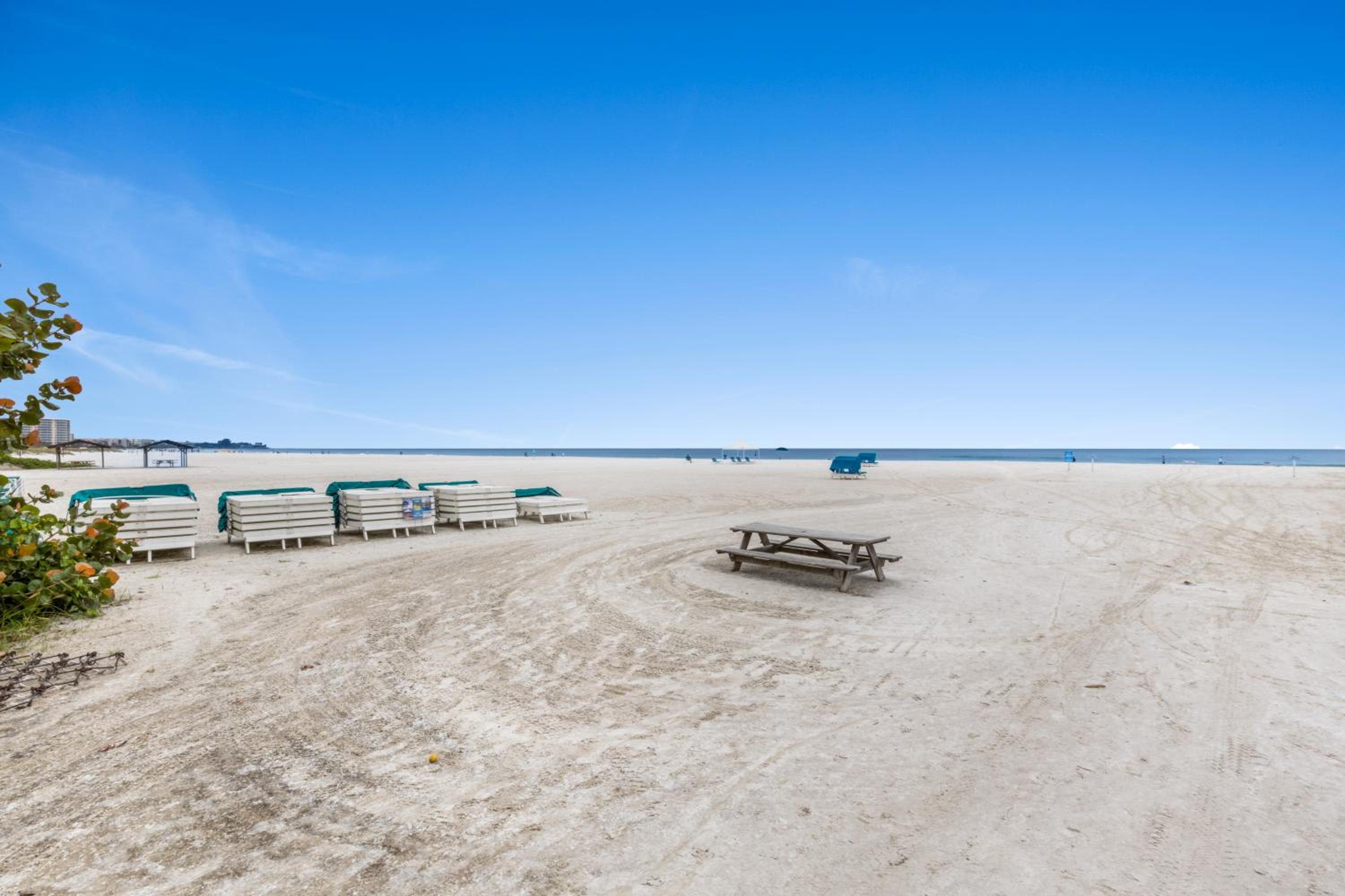 Enjoy the Siesta Key Beach Life to the fullest! Beach AND Pool Access view 4