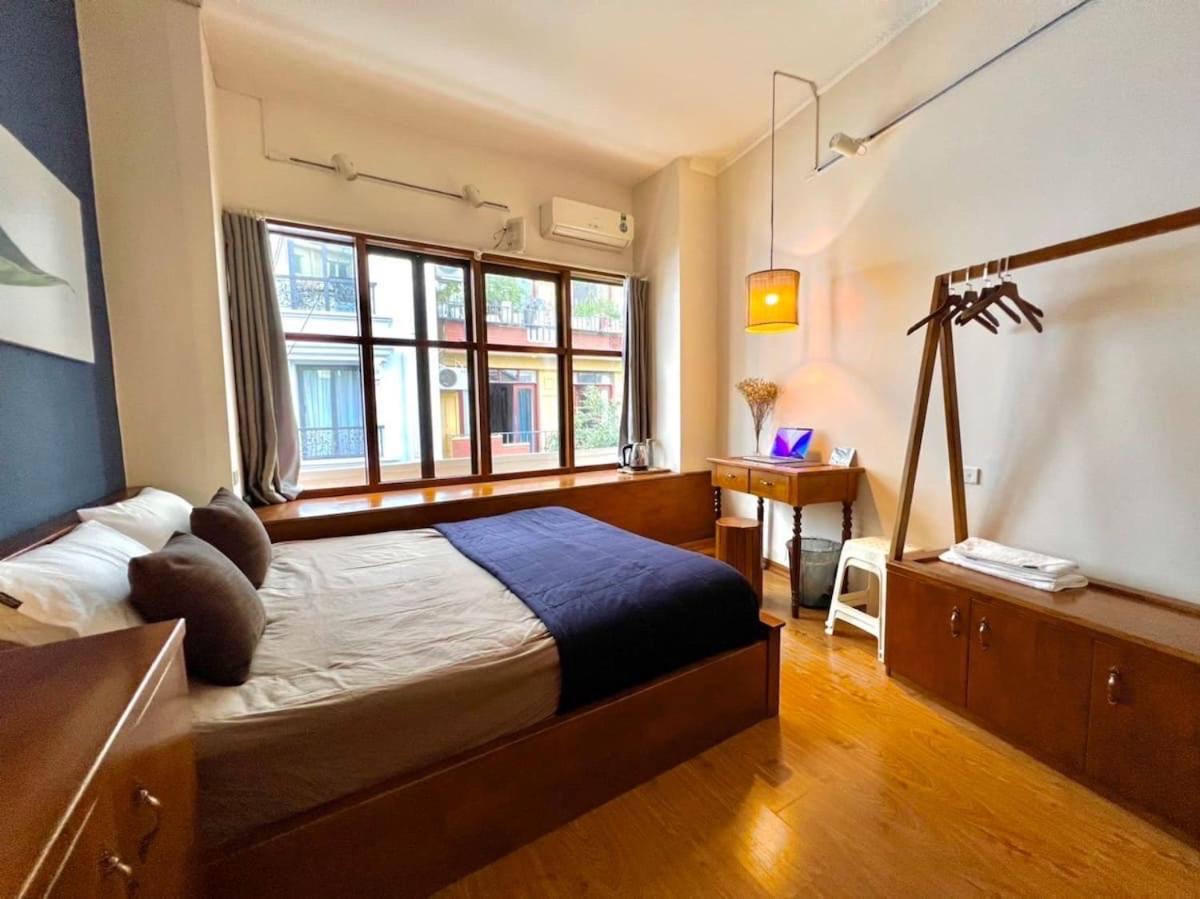Nice room located right next to the Old Quarter Căn phòng nhiều ánh sáng tại ngay gần phố đi bộ Hồ Gươm