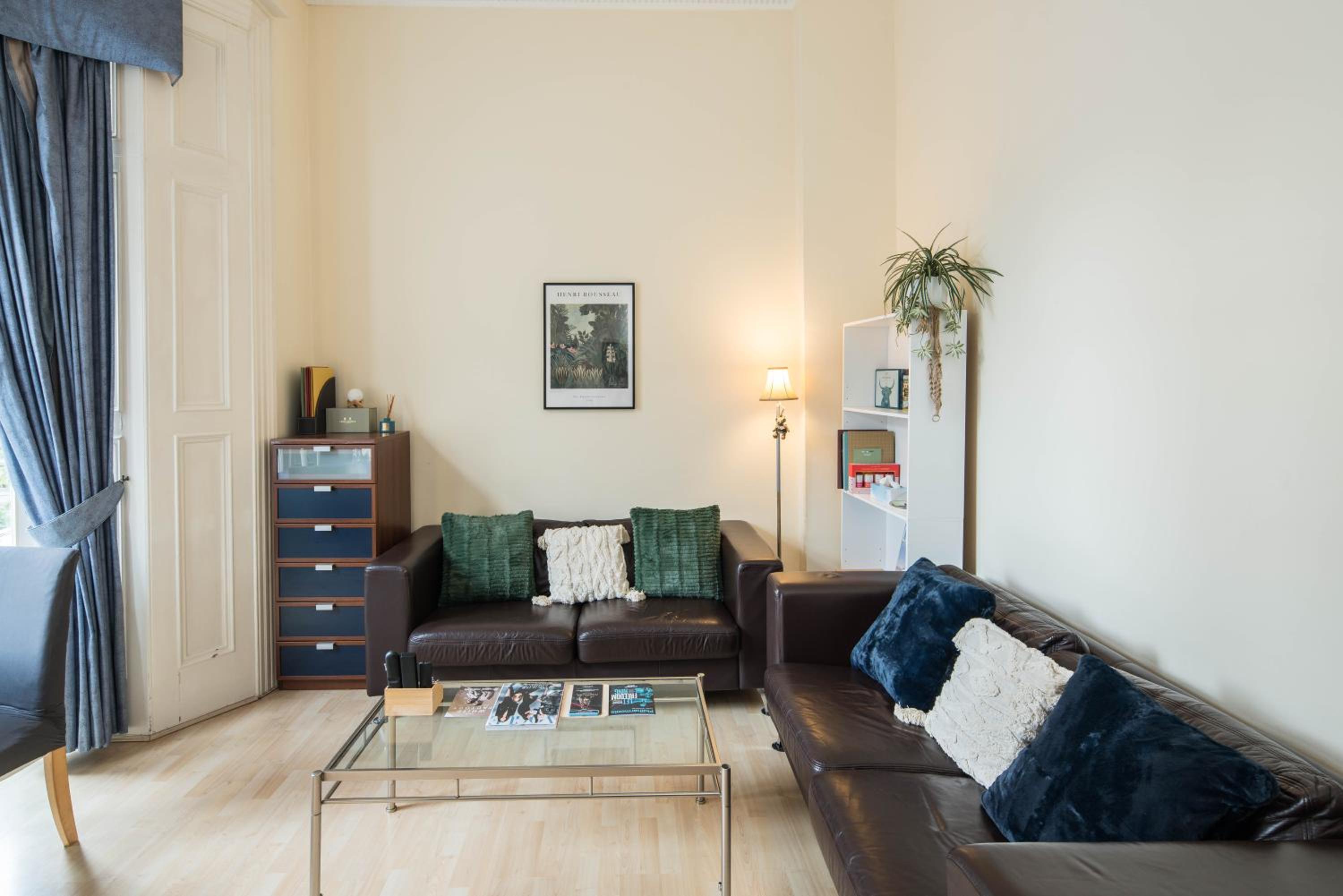Cosy High-ceiling Victorian flat with balcony - 2mins to Hyde Park, Kensington Palace, NottingHill, High Street Kensington,2BR 2Baths