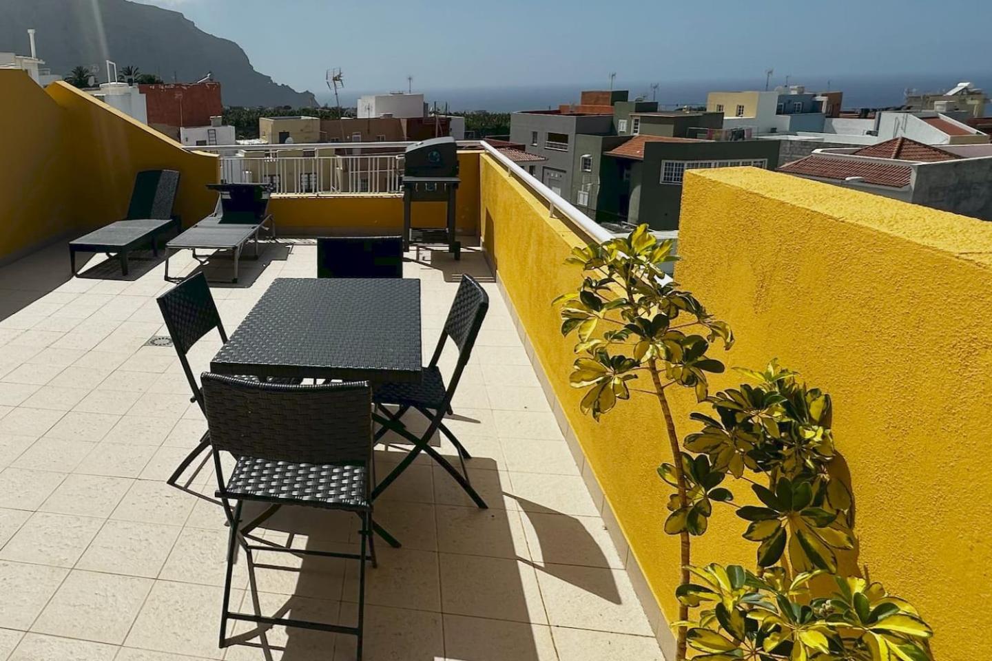 Terraza con vistas mar/montaña