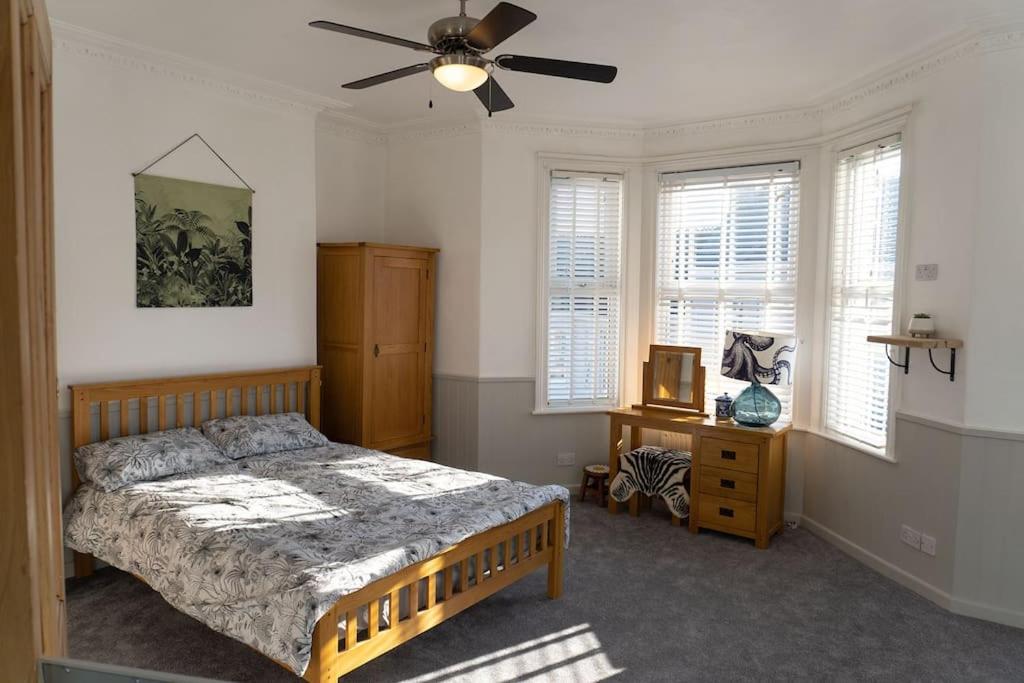Large Home Sleeps 6 Central Location Free Parking view 4