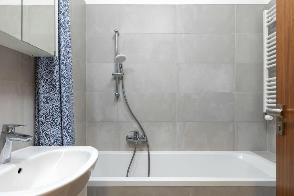 Aurion Modern Apartment near Prague Castle - Parking - Up to 5 Guests