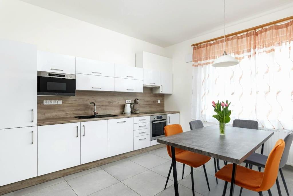 Aurion Modern Apartment near Prague Castle - Parking - Up to 5 Guests
