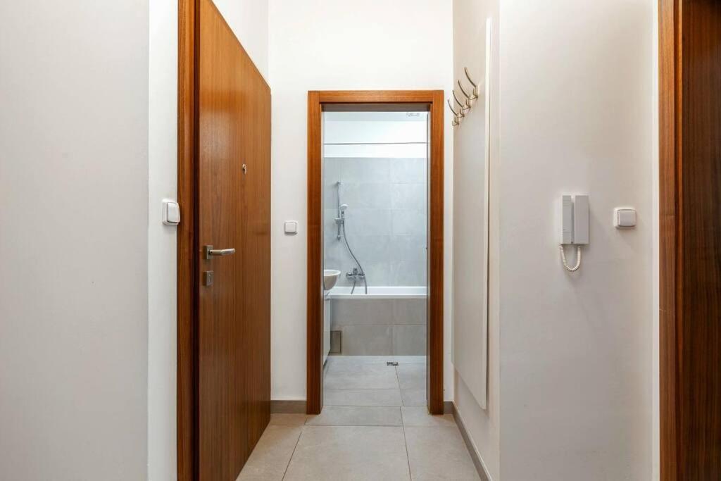 Aurion Modern Apartment near Prague Castle - Parking - Up to 5 Guests