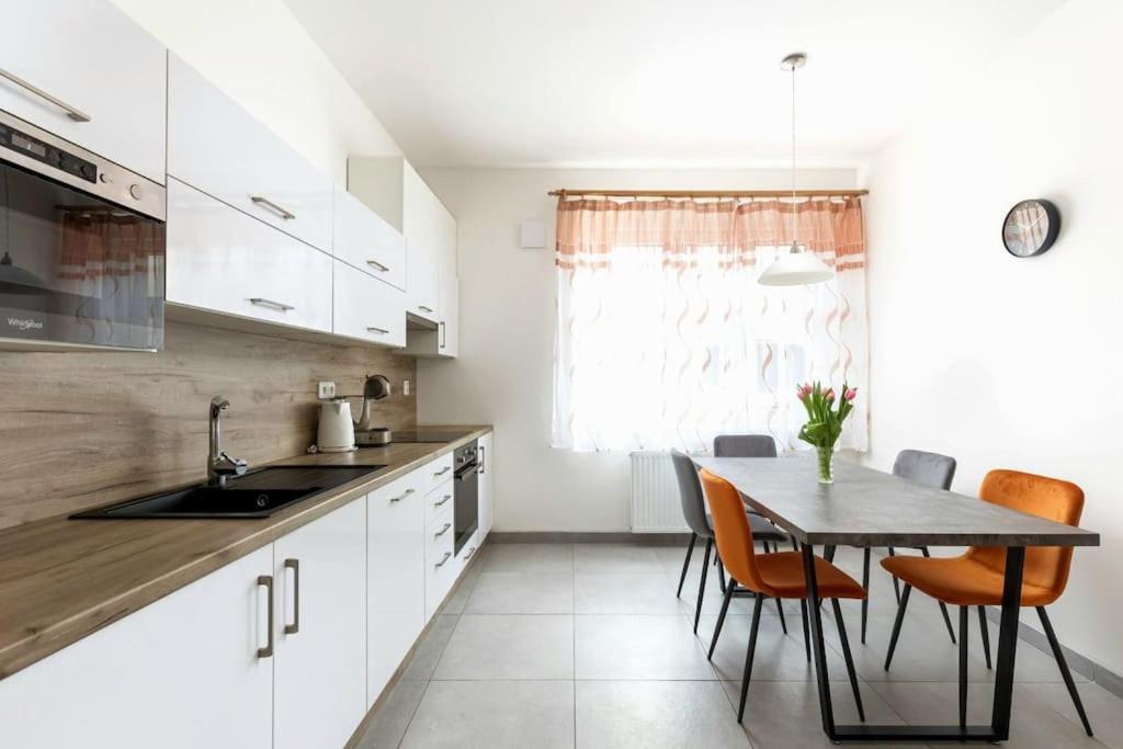 Aurion Modern Apartment near Prague Castle - Parking - Up to 5 Guests
