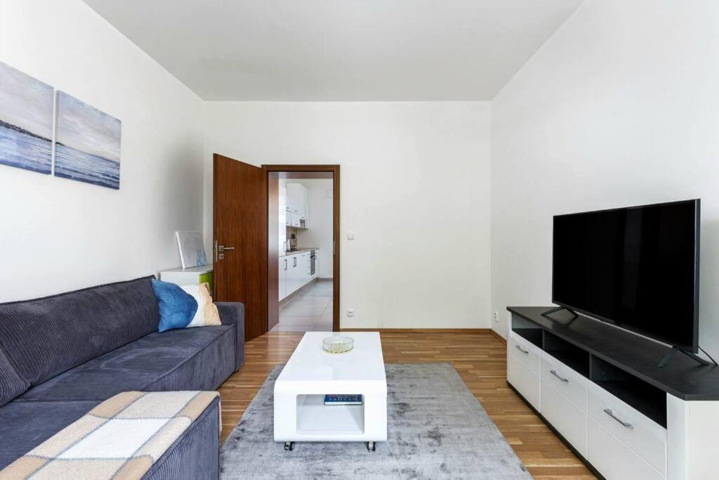 Aurion Modern Apartment near Prague Castle - Parking - Up to 5 Guests