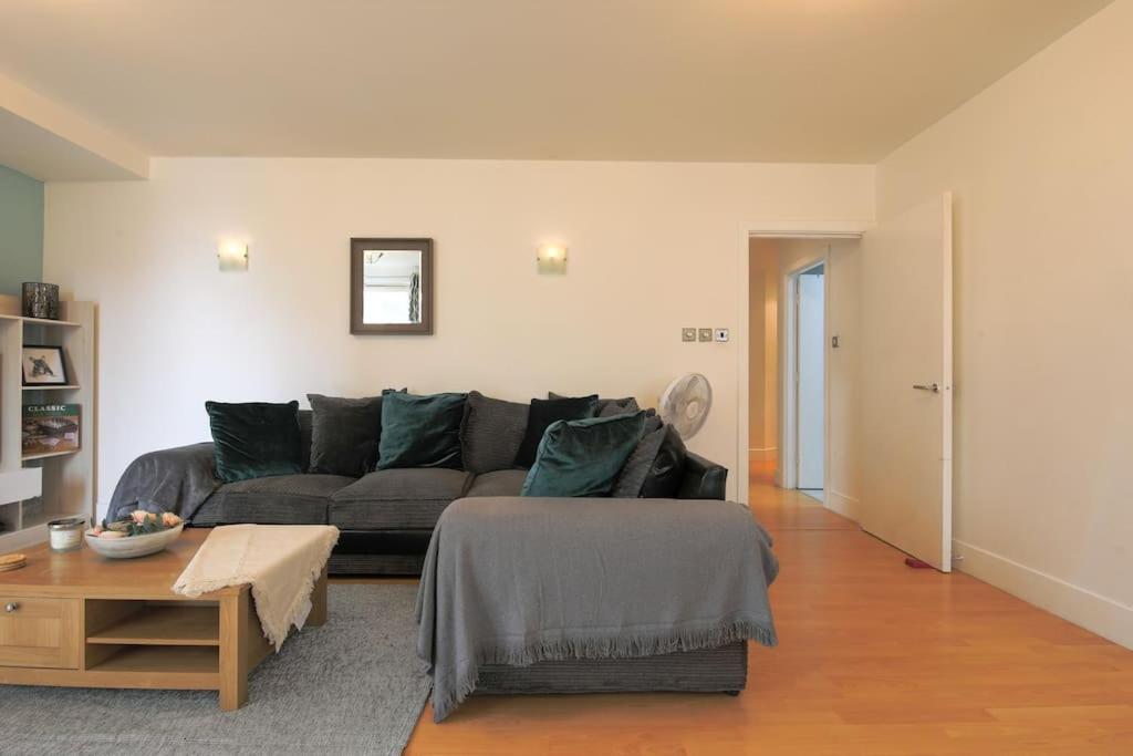 2 bed spacious apartment in Cardiff CC view 3