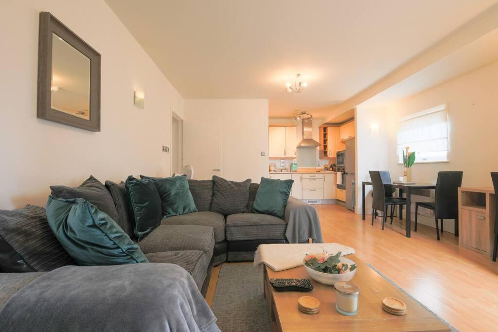 2 bed spacious apartment in Cardiff CC view 4