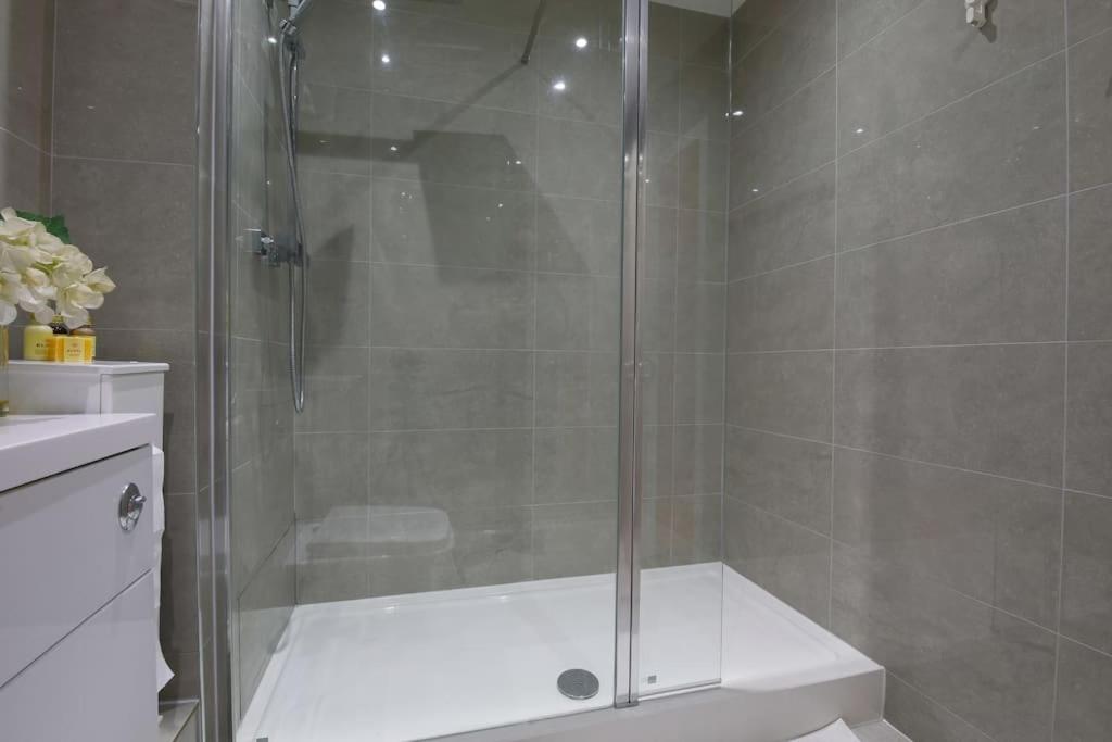 2 bed spacious apartment in Cardiff CC view 5
