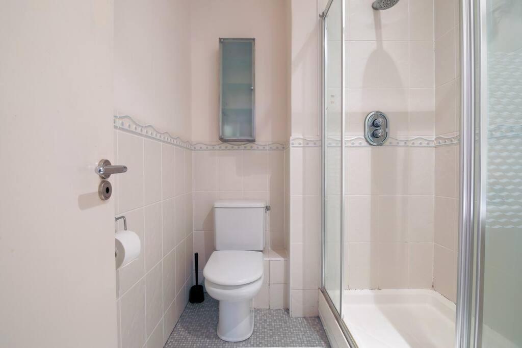 2 bed spacious apartment in Cardiff CC view 2