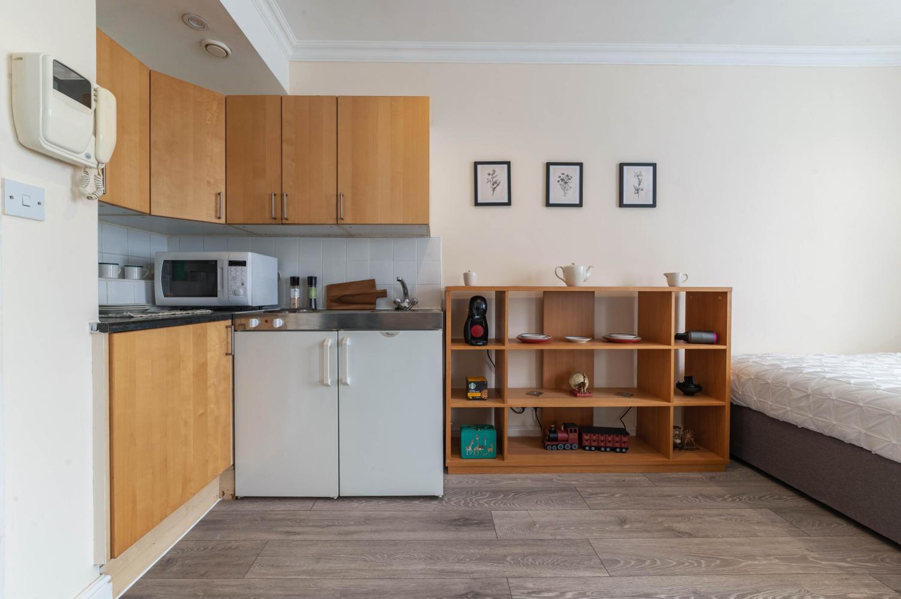 Elegant Art Deco whole apartment - walking distance to Holland Park, Hyde Park, Nottinghill, Kensington, Bayswater, Paddington
