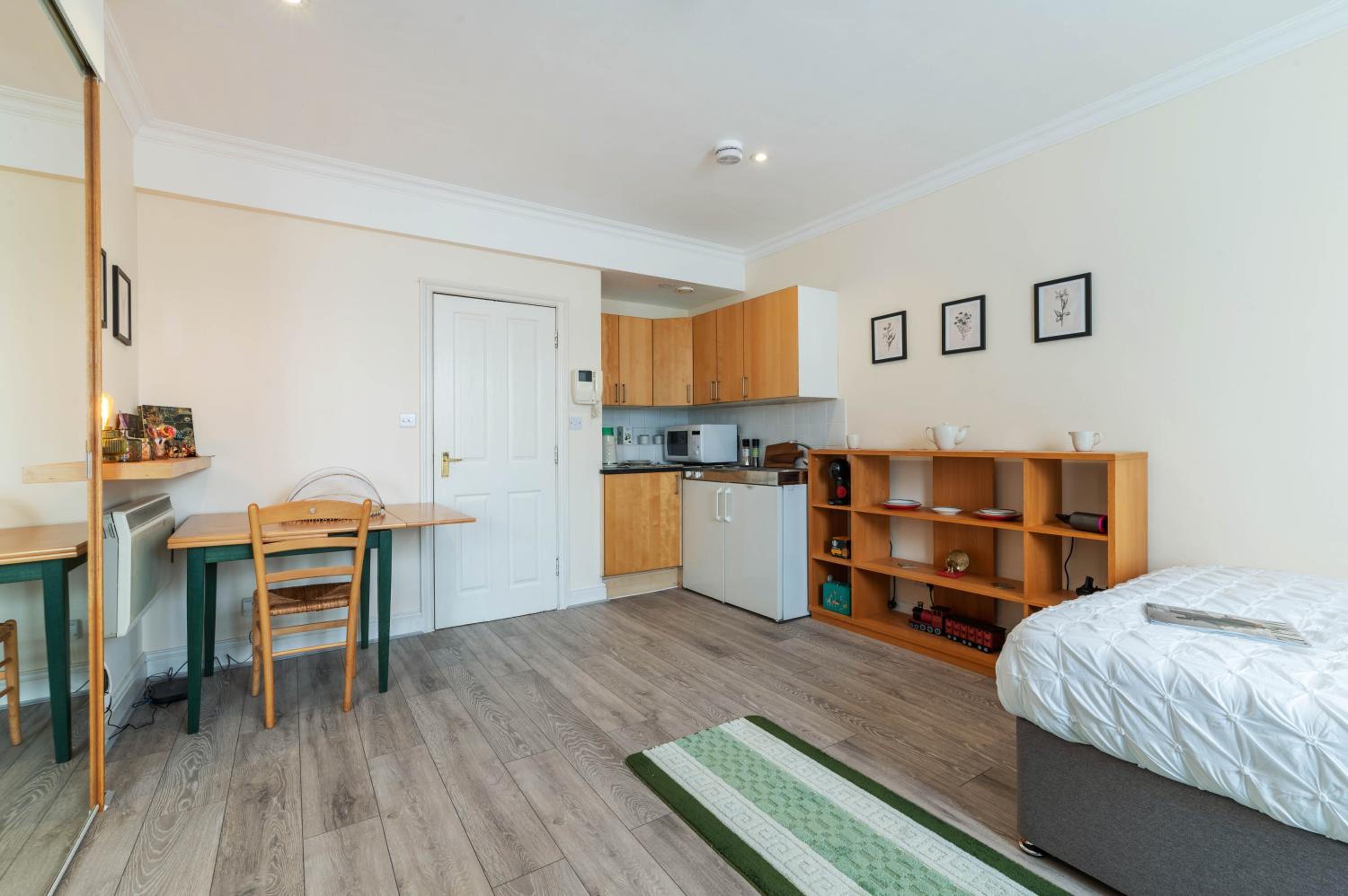 Elegant Art Deco whole apartment - walking distance to Holland Park, Hyde Park, Nottinghill, Kensington, Bayswater, Paddington