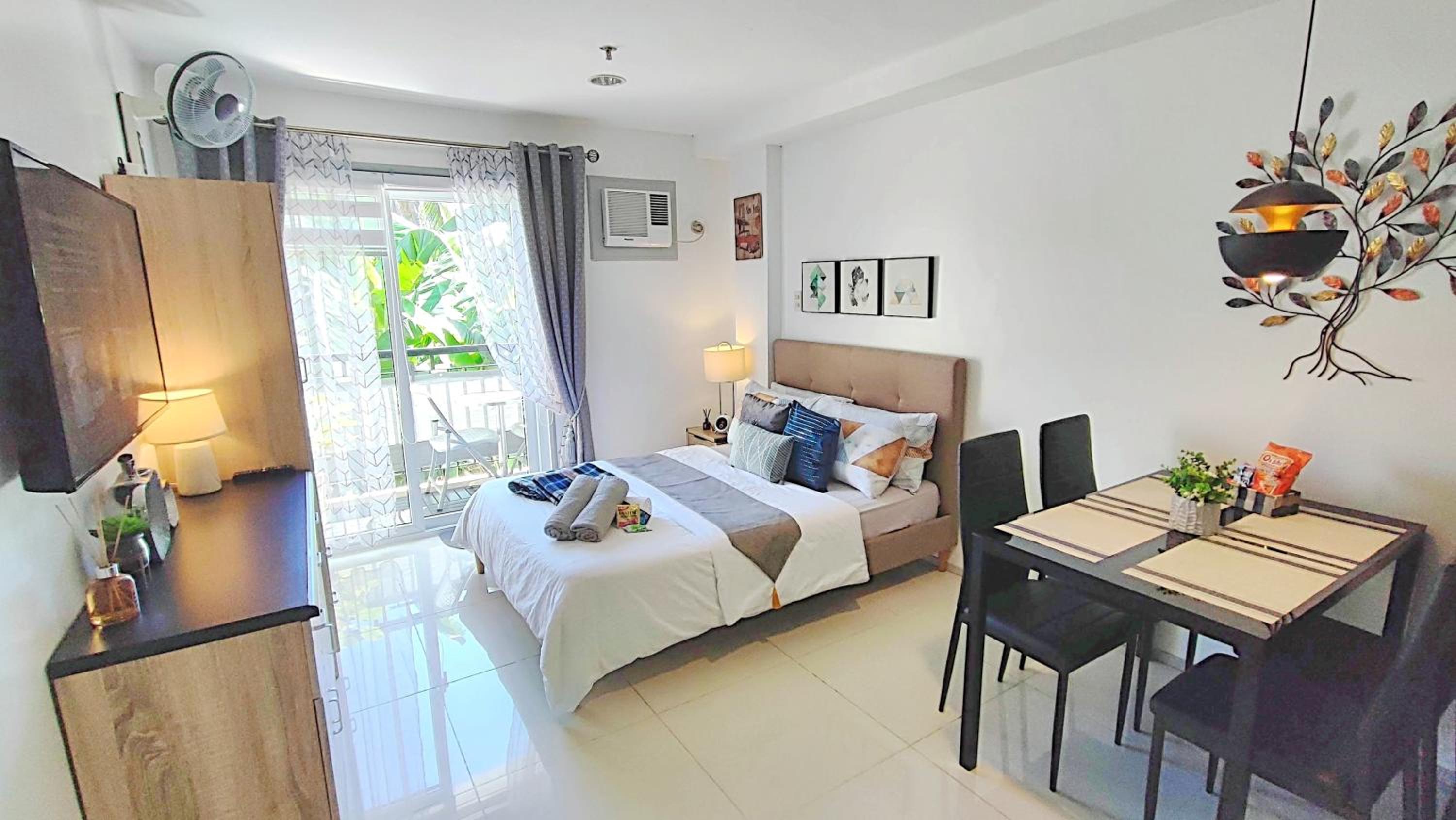 CityCondo, 2nd Fl, 30 sqm, near CPU, balcony and parkview, Netflix, free parking view 3
