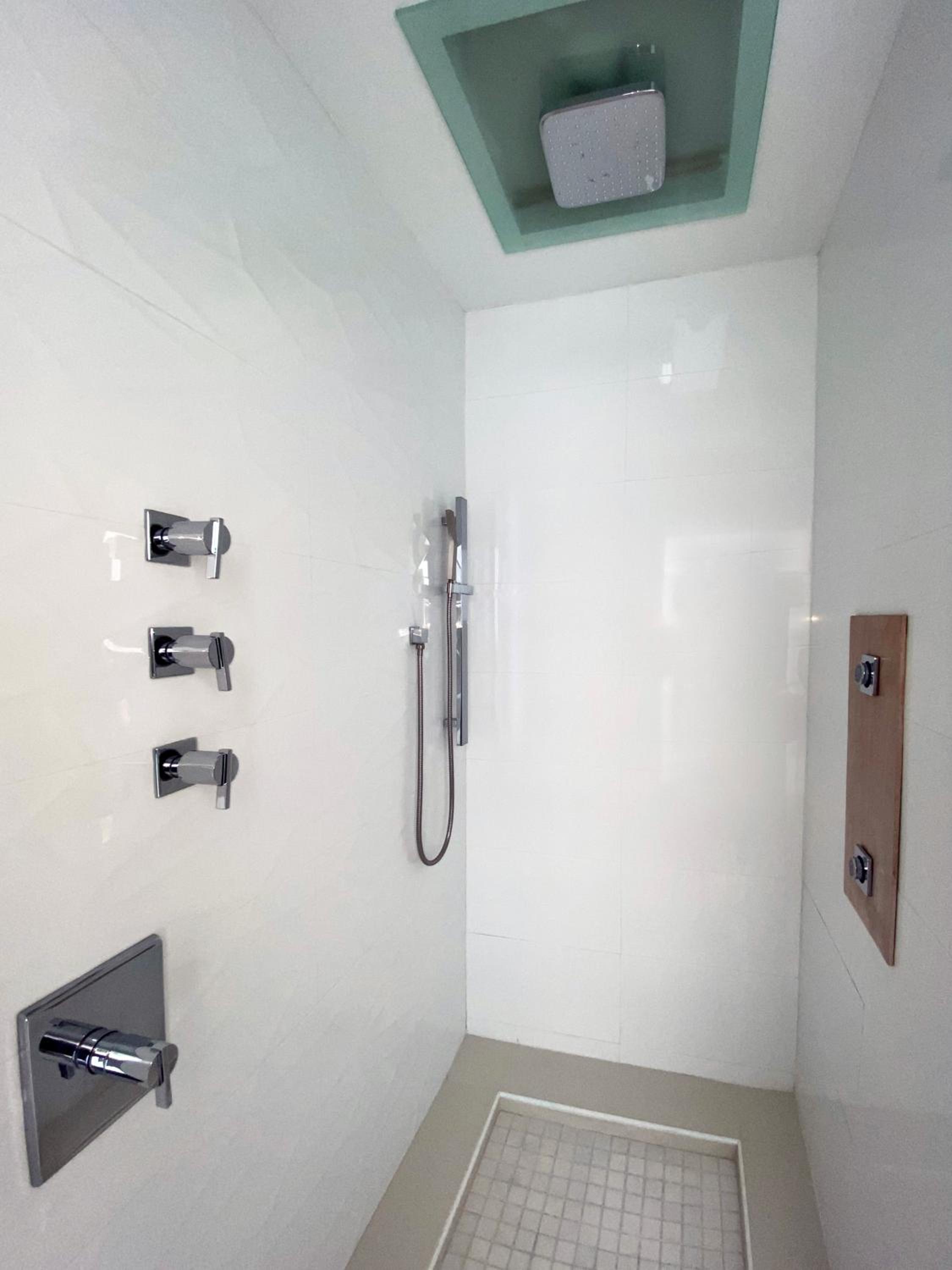 Luxurious Home with BBQ, Hot Tub, Heated Pool & Wifi - L36