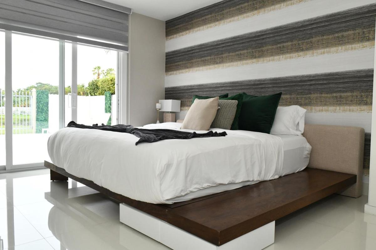 Luxurious Home with BBQ, Hot Tub, Heated Pool & Wifi - L36
