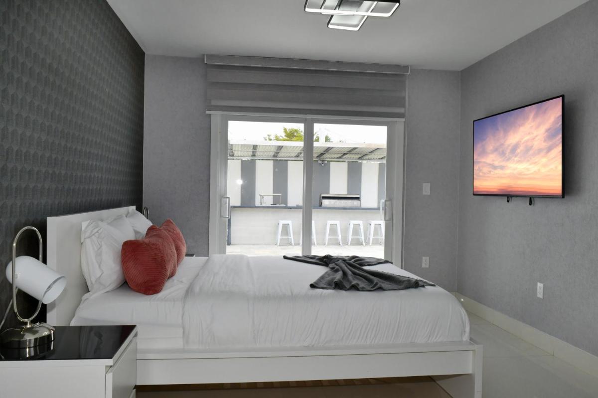 Luxurious Home with BBQ, Hot Tub, Heated Pool & Wifi - L36