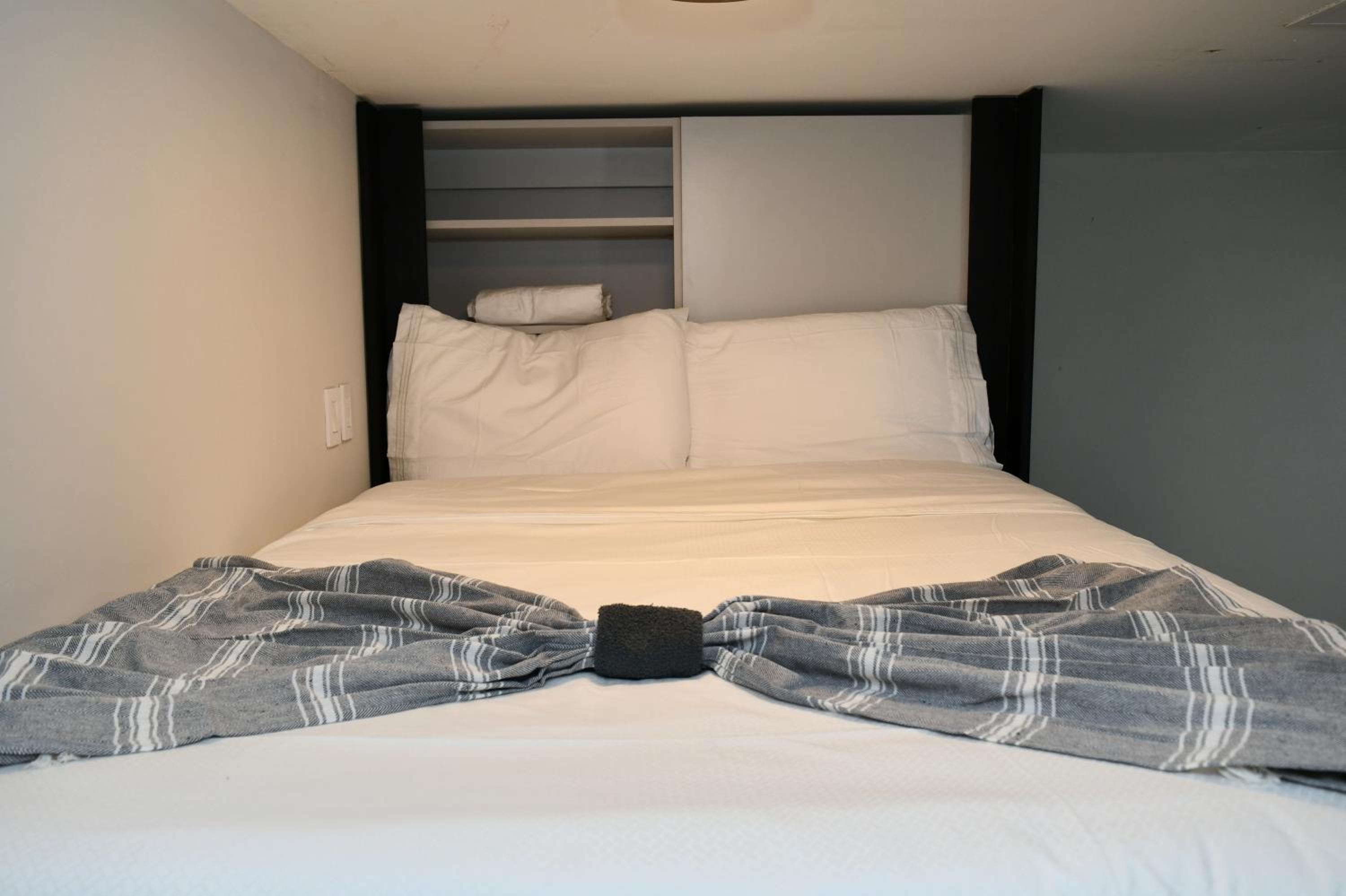 Luxurious Home with BBQ, Hot Tub, Heated Pool & Wifi - L36