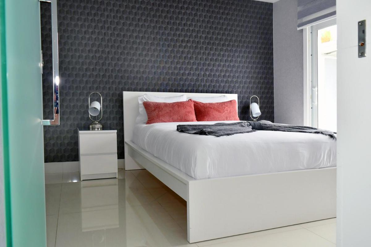 Luxurious Home with BBQ, Hot Tub, Heated Pool & Wifi - L36
