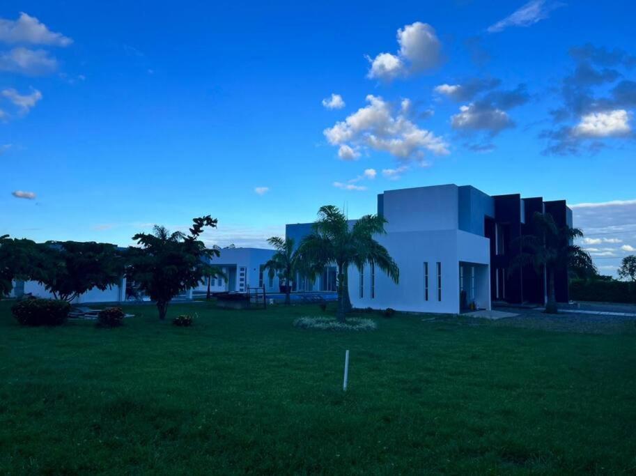 Hillside , hermosa casa, cerca de centro comercial