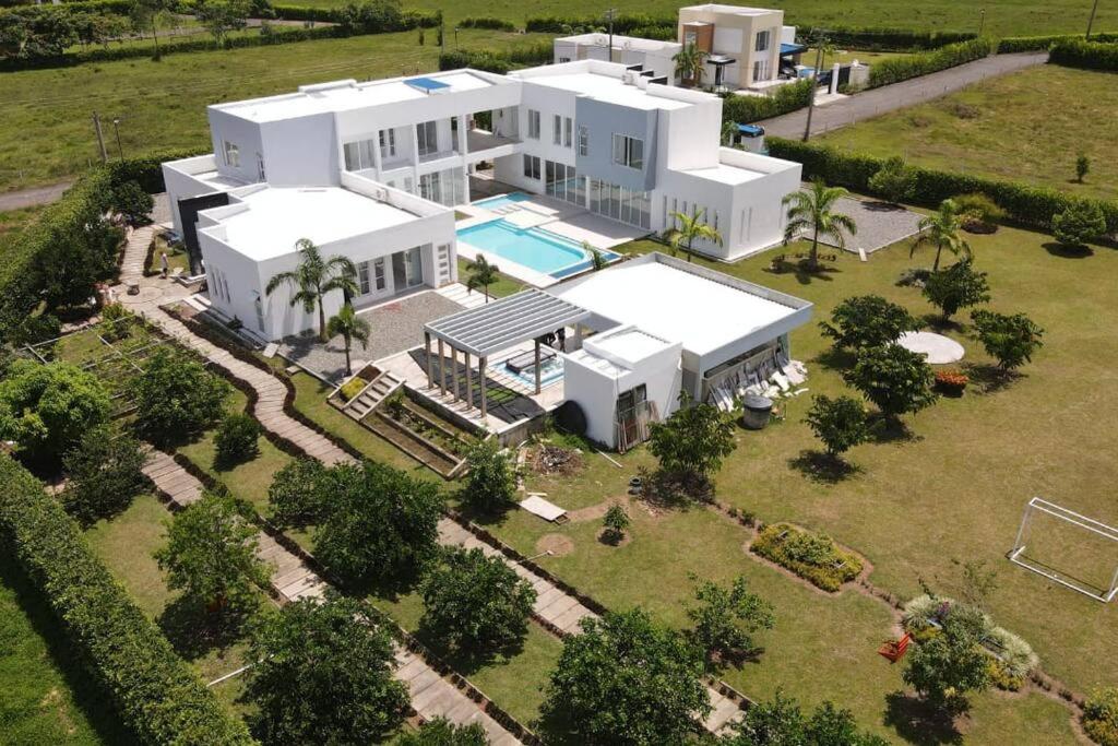 Hillside , hermosa casa, cerca de centro comercial