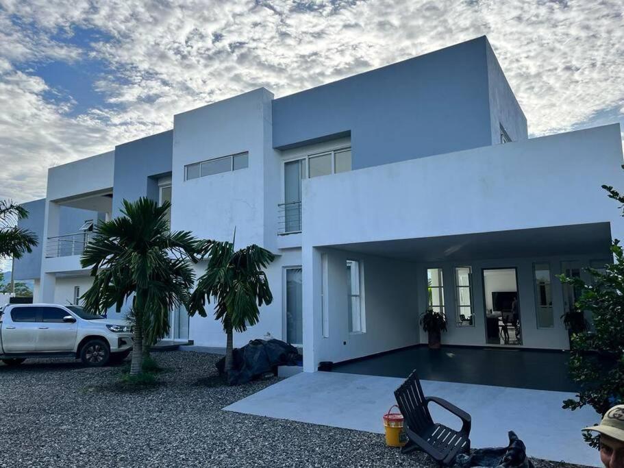 Hillside , hermosa casa, cerca de centro comercial
